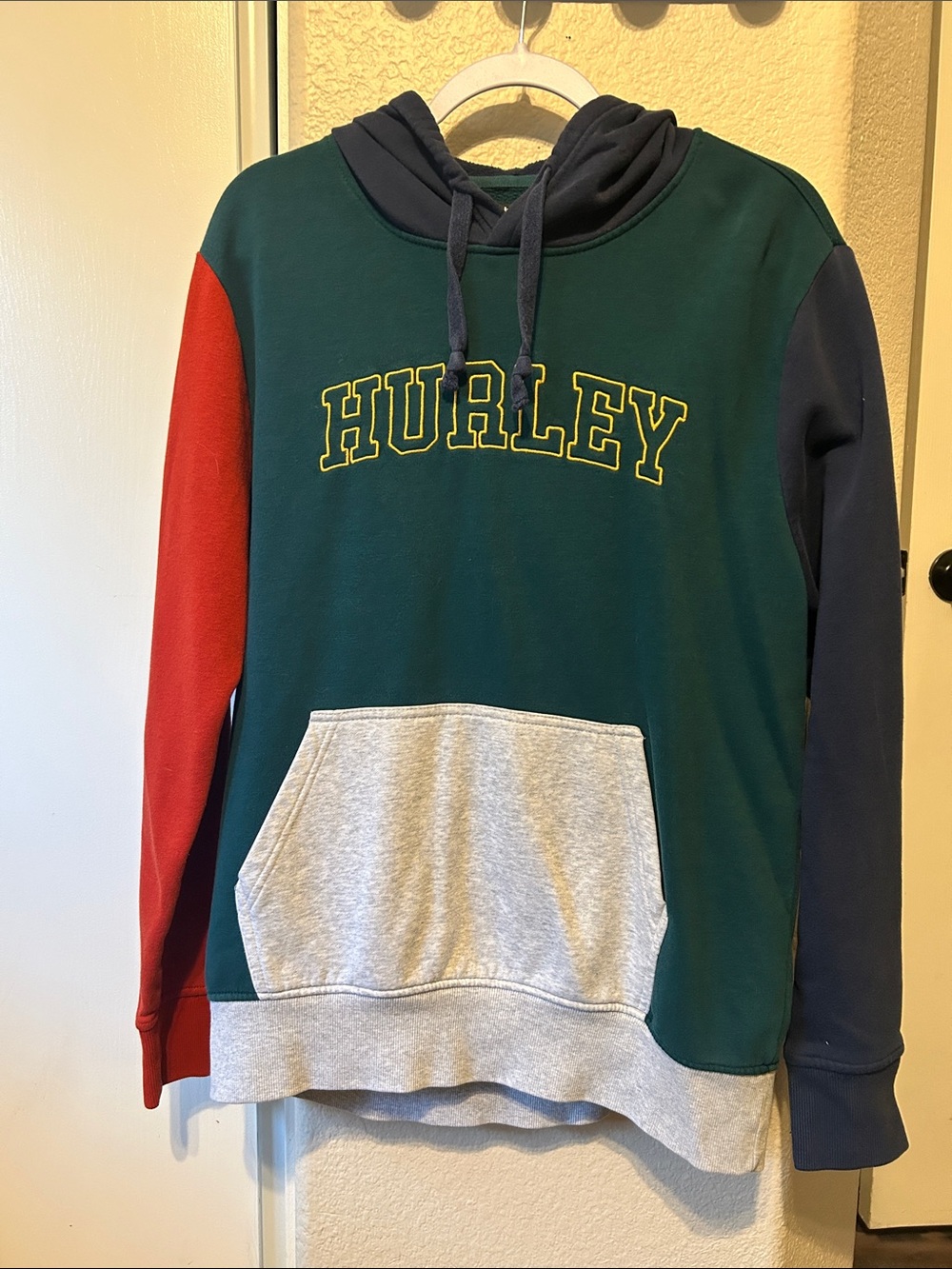 (M) Men’s Hurley Green Pullover Hoodie with Red & Navy Sleeves Gray Pocket